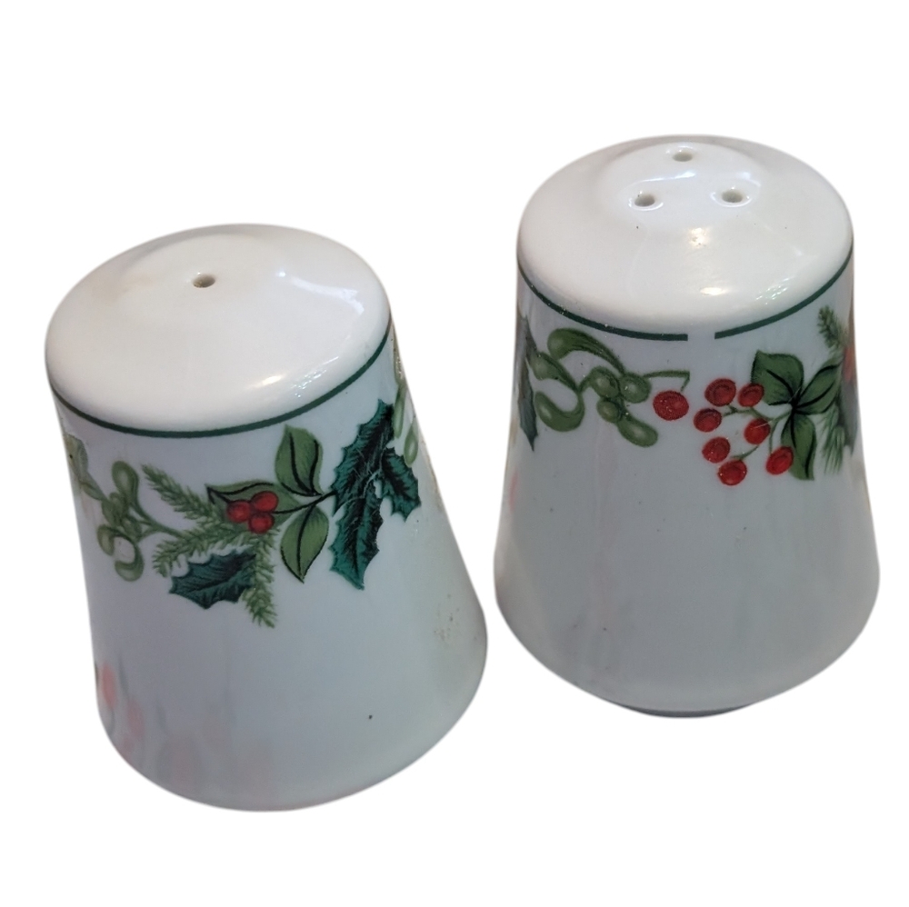 Vintage Christmas Holly‎ Salt and Pepper Shakers: Ceramic Holiday Tableware